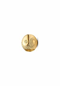 Goldener Yin-Yang-Anhänger mit einer glatten und einer strukturierten Hälfte, die jeweils einen kleinen Punkt aufweist und kontrastierende Oberflächen zeigt.