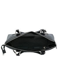 Svart läderportfölj med öppen huvudfack som visar inre ficka med dragkedja och handtag i silverfärg.