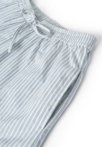 Lichtblauwe gestreepte shorts van zachte stof, met een elastische tailleband met een strik en zijzakken voor de praktische touch.