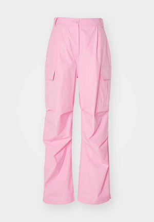 Roosa cargo püksid, mis on valmistatud kergest kangast, millel on nööbiga sulgemine, kaks küljetaskut ja lõdva istumise disain.