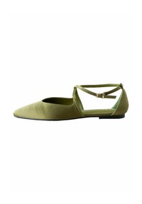 Zapato plano de tela color verde oliva, con punta afilada, diseño con lado abierto y tira cruzada en el tobillo, que incluye una pequeña hebilla.