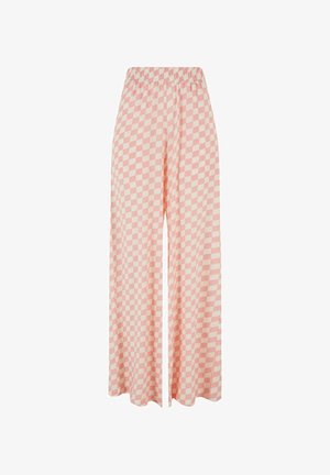 Pantaloni largi cu model pătrat roz și alb și talie elastică, expuși pe un fundal alb simplu.