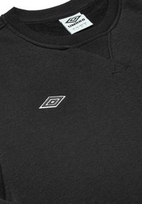 Sudadera de cuello redondo negra hecha de tela suave, con un logo de diamante blanco bordado en el pecho y puños y cuello de canalé.
