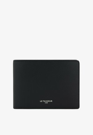 Portefeuille en cuir noir avec une surface texturée, arborant un logo argenté en bas et un design rectangulaire épuré.