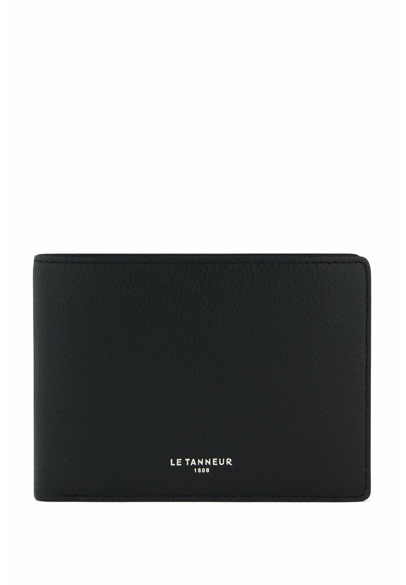 Portafoglio in pelle nera con superficie texture, dotato di un logo argento in basso e un design pulito e rettangolare.