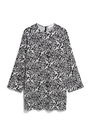 Schwarz-weiß gemusterte Langarmbluse mit Rundhalsausschnitt, die ein abstraktes Design mit strukturierten Wellen zeigt. Aus weichem, leichtem Stoff.