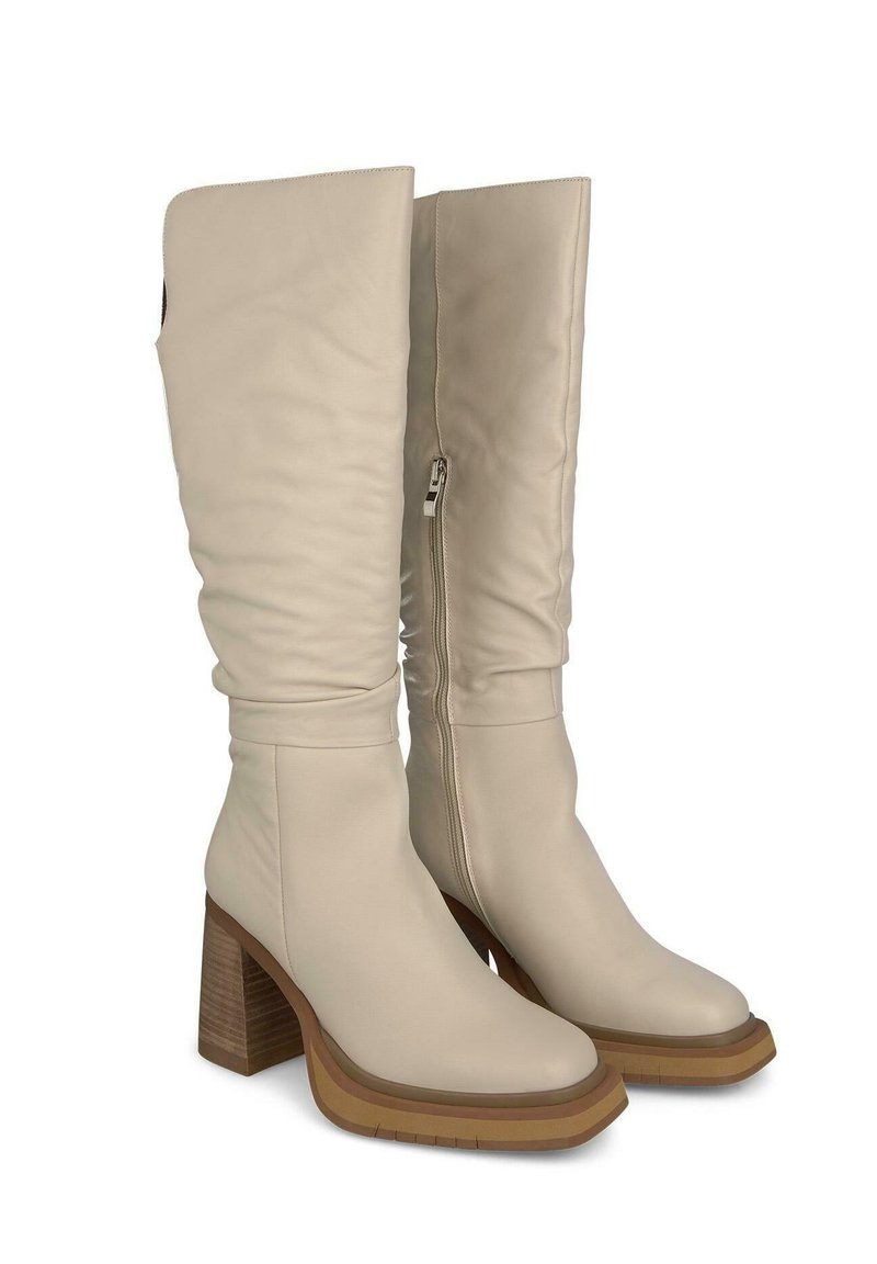 Beige kniehohe Stiefel aus glattem Leder, mit einem Blockabsatz, seitlichem Reißverschluss und einer leicht zulaufenden Zehenpartie.