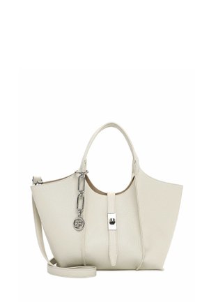 Crèmekleurige leren handtas met bovenhandvatten, afneembare schouderriem, voorriem met zilveren sluiting en zilveren kettinghanger met circulair logo.
