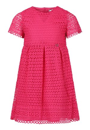 Różowa koronkowa sukienka z krótkimi rękawami, okrągłym dekoltem i kwiatowymi wycięciami. Posiada rozkloszowaną spódnicę i mały detal w kształcie serca.