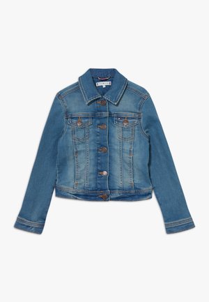 Spijkerjasje in lichtblauw met een klassiek ontwerp. Heeft een puntige kraag, knoopsluiting, twee borstzakken en lange mouwen.