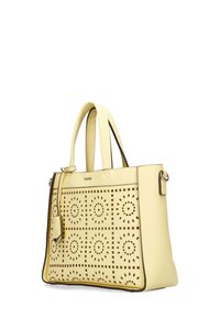 Gelbe Ledertasche mit durchbrochenem Muster, doppelten Griffen, Reißverschluss oben und kontrastierendem Besatz. Mit abnehmbarem Anhänger.