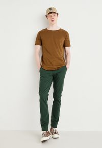 Lee SHAPED TEE - Základné tričko - brown