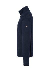 Dunkelblau gestrickter Pullover mit hohem Kragen, gerippten Bündchen und Schulterdetails. Verfügt über ein kleines Logopatch an der linken Ärmeln.