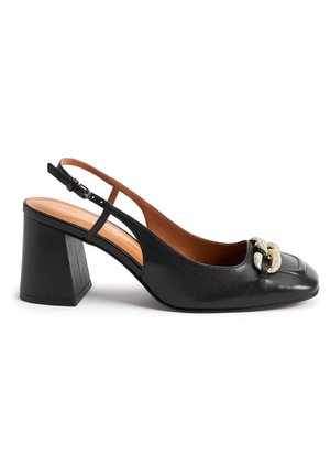 Chaussure à bride arrière en cuir noir avec talon bloc et détail en chaîne métallique sur l'orteil arrondi.