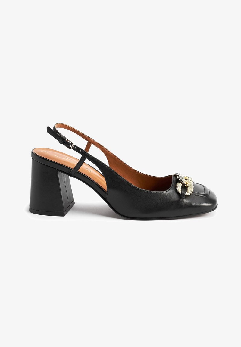 Chaussure à bride arrière en cuir noir avec talon bloc et détail en chaîne métallique sur l'orteil arrondi.