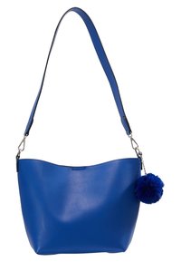 Borsa a spalla in pelle blu con una texture liscia, design curvo e un accento a pompon blu removibile. Compresa una tracolla regolabile.