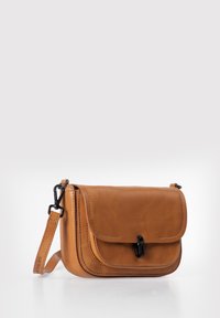 Borsa a tracolla in pelle marrone con chiusura a pattina, tracolla regolabile e cuciture sottili. Presenta una fibbia nera per una chiusura sicura.