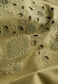 Next EMBROIDERED REGULAR FIT - Dzsörzéruha - khaki green
