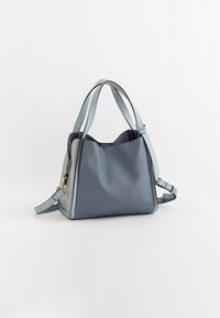 Mała torebka z miękkiej, niebieskiej skóry z kontrastującymi jasnoniebieskimi paskami, wyposażona w górne zamknięcie na zamek i zarysowaną sylwetkę.