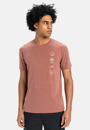 Camiseta de manga corta marrón hecha de un tejido suave con diseños gráficos en blanco: símbolo de paz, árbol, escena natural y flor en la parte delantera.