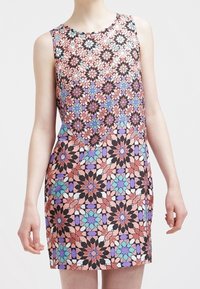 Elegantní šaty bez rukávů s geometrickým květinovým vzorem v růžové, modré a černé na světlém pozadí, s přiléhavým střihem.