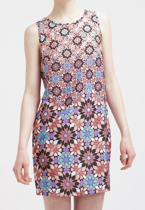 Elegantní šaty bez rukávů s geometrickým květinovým vzorem v růžové, modré a černé na světlém pozadí, s přiléhavým střihem.