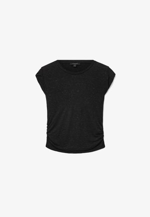 Schwarzes T-Shirt mit kurzen Ärmeln und gerafftem Seitenbereich, Rundhalsausschnitt und dezenten weißen Sprenkeln, flach auf weißem Hintergrund ausgelegt.