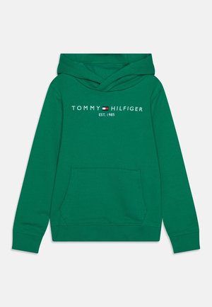 Grøn hættetrøje med frontlomme, lange ærmer og "Tommy Hilfiger EST. 1985" logo med flagemblem på brystet.