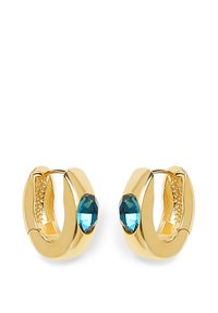 Goldene Creolen, die jeweils mit einem einzelnen, facettierten blauen Edelstein auf der Vorderseite versehen sind, mit einer glatten, polierten Oberfläche.