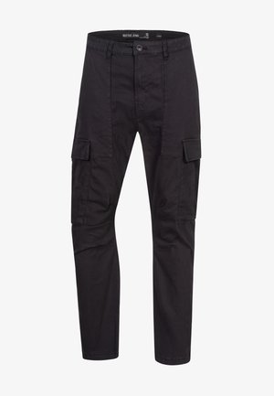 Pantaloni cargo neri realizzati in tessuto misto cotone. Caratterizzati da più tasche laterali, chiusura con bottone e design a gamba affusolata.