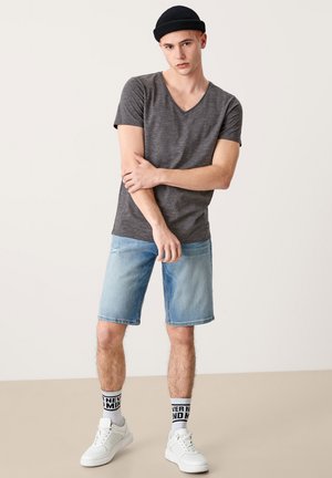 MIT V-AUSSCHNITT - T-shirt basic - black