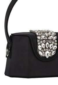 Borsa di tessuto nero dalla forma rettangolare, con una chiusura metallica decorata con grandi pietre preziose trasparenti e un manico lavorato.