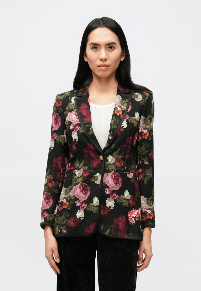 Virágos blézer sötét alapon, rózsaszín és piros rózsákkal, zöld lombokkal és pillangókkal. Gombokkal és zsebekkel ellátva.