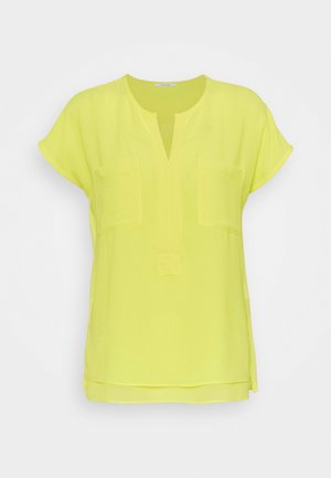 Lyhyet hihat, V-pääntie, kirkkaan keltainen blouse, joka on valmistettu läpinäkyvästä kankaasta, jossa on kaksi etutaskua ja rento istuvuus liikkumisen helpottamiseksi.