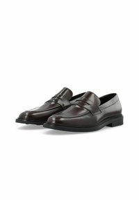 Mocassins en cuir marron foncé avec une finition lisse, présentant un détail de sangle sur le dessus et une semelle en caoutchouc noir texturé.