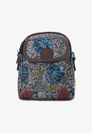 Tasche mit Blumenmuster auf grauer, strukturierter Oberfläche, verziert mit lebhaften blauen, roten und gelben Blumen. Braune Akzente und Reißverschlussdetail.