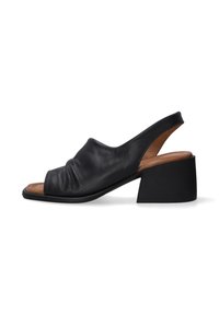 Zwarte leren slingback sandaal met een gerimpeld teenstuk, open teen, blokhak en een gladde textuur. De bruine binnenzool contrasteert met het zwarte bovenwerk.