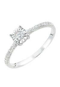 Anello di fidanzamento con diamante, con una pietra centrale tonda in una montatura a griffe, banda in argento decorata con diamanti più piccoli lungo il gambo.
