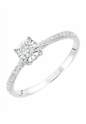 Diamantverlobungsring mit einem runden Zentrumstein in einer Krappenfassung, Silberband verziert mit kleineren Diamanten entlang des Schaftes.