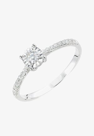 Anillo de compromiso con diamante, con una piedra central redonda en un engaste de garras, banda de plata adornada con diamantes más pequeños a lo largo del aro.