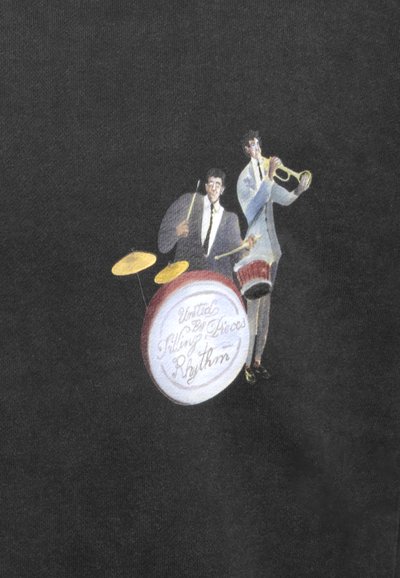 Schwarzer Stoff mit einer bunten Illustration von zwei Musikern: einer am Schlagzeug und der andere mit einer Trompete, mit dem Text "Vereint durch den Rhythmus der Tötungsstücke".