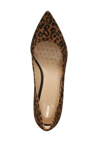 Chaussure à talons hauts en daim imprimé léopard, avec un bout pointu, des côtés découpés, et une semelle intérieure rembourrée dotée de petites perforations.