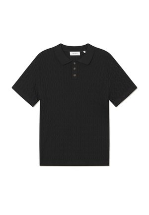 Schwarzes Poloshirt mit strukturiertem Muster, zwei Knöpfen am Ausschnitt und geripptem Kragen. Kurze Ärmel und gerader Saum.