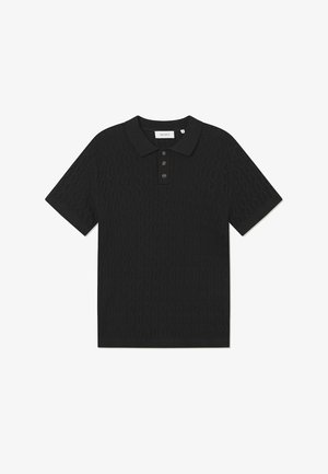 Čierne polo tričko s textúrovaným vzorom, s dvoma gombíkmi na zapínanie a rebrovaným golierom. Krátke rukávy a rovný spodný lem.