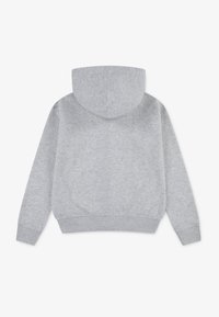 Svijetlosiva dukserica s kapuljačom, dugim rukavima i rebrastim manžetama i pojasom, prikazana sa stražnje strane na bijeloj pozadini.