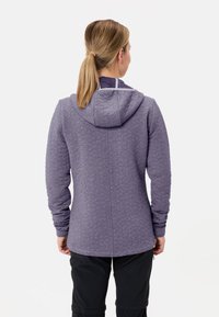 Paarse gewatteerde hoodie met een fitted ontwerp, voorzien van een capuchon en lange mouwen. Soepele textuur en contrasterende accenten bij de hals.