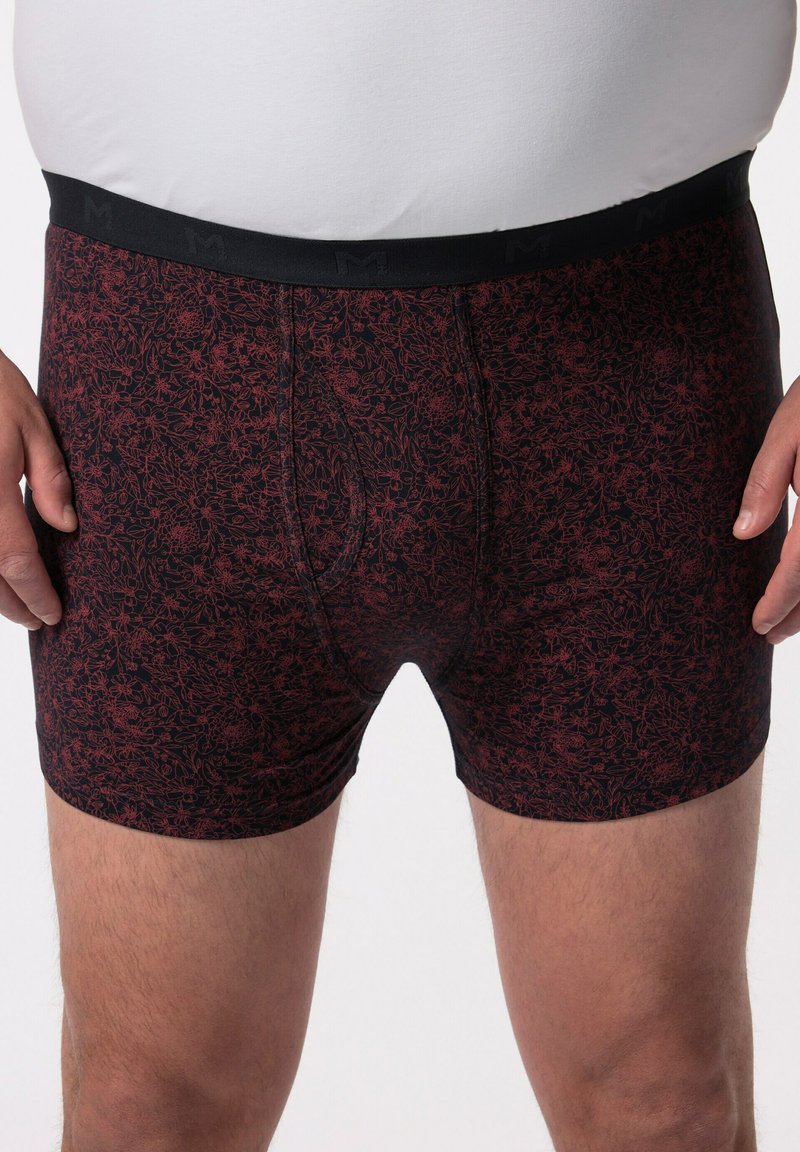Boxer shorts a stampa rossa e nera con un elastico scuro in vita che presenta un logo, realizzati in un tessuto liscio e elasticizzato.