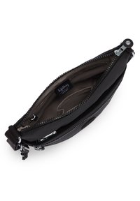 Schwarze Reißverschlusstasche aus Stoff, mit gefüttertem Innenraum, einer Markenlabel, doppelten Fächern und silberfarbener Hardware.