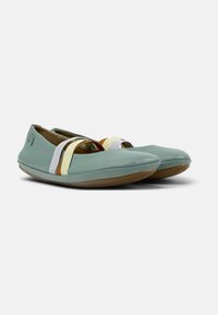 Bailarinas de cuero verde menta con punta redondeada, que presentan tiras elásticas multicolores y un sutil acabado texturizado. Suelas de goma para mayor adherencia.