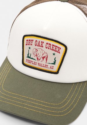 Cappello da camionista con fronte bianco, visiera verde oliva e retro in rete marrone. Presenta una colorata toppa "Dry Oak Creek" con un design di bisonte.